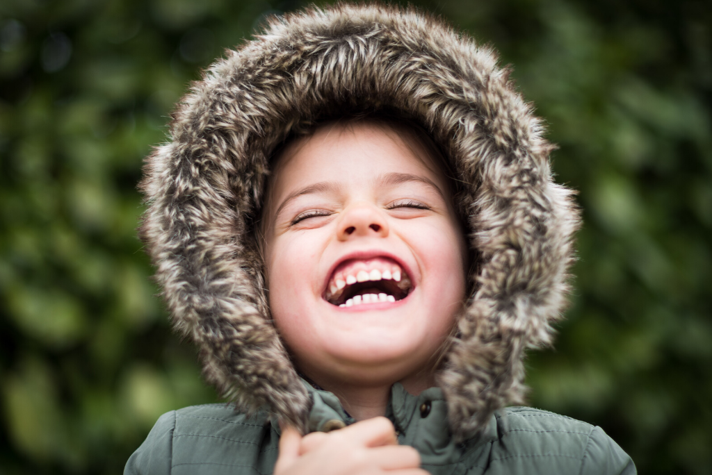 Niño sonriendo ¿Cómo cuidas de la salud bucodental de tus hijos? ¡Enséñales buenos hábitos!