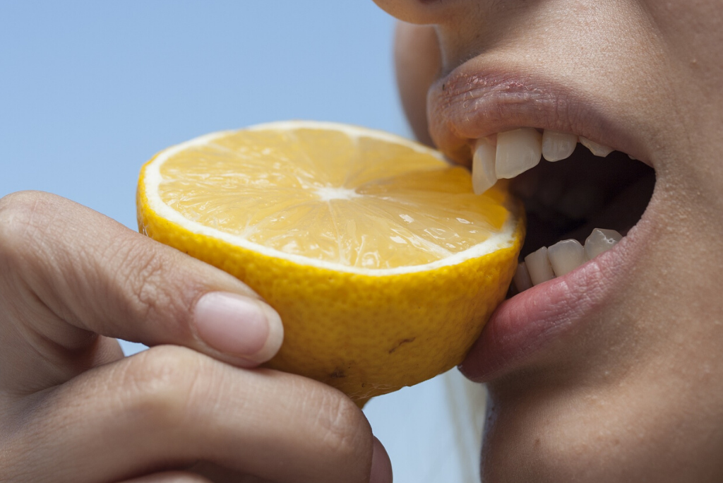 Diseño sin título (21) Sensibilidad dental, ¿qué es y cómo combatirla?