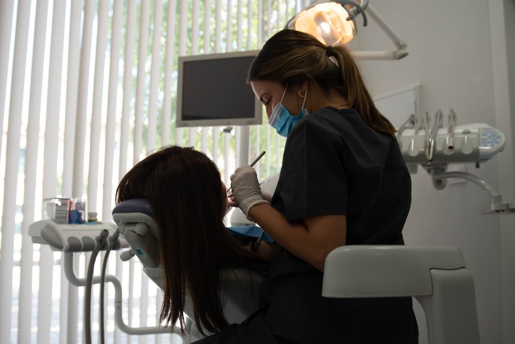 implante Implantes dentales: consejos para el postoperatorio