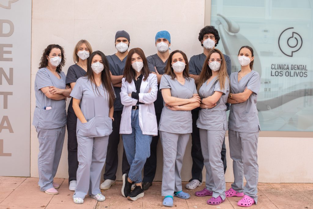 Equipo profesionales clínicas COVID-19. ¿Es seguro ir al dentista?