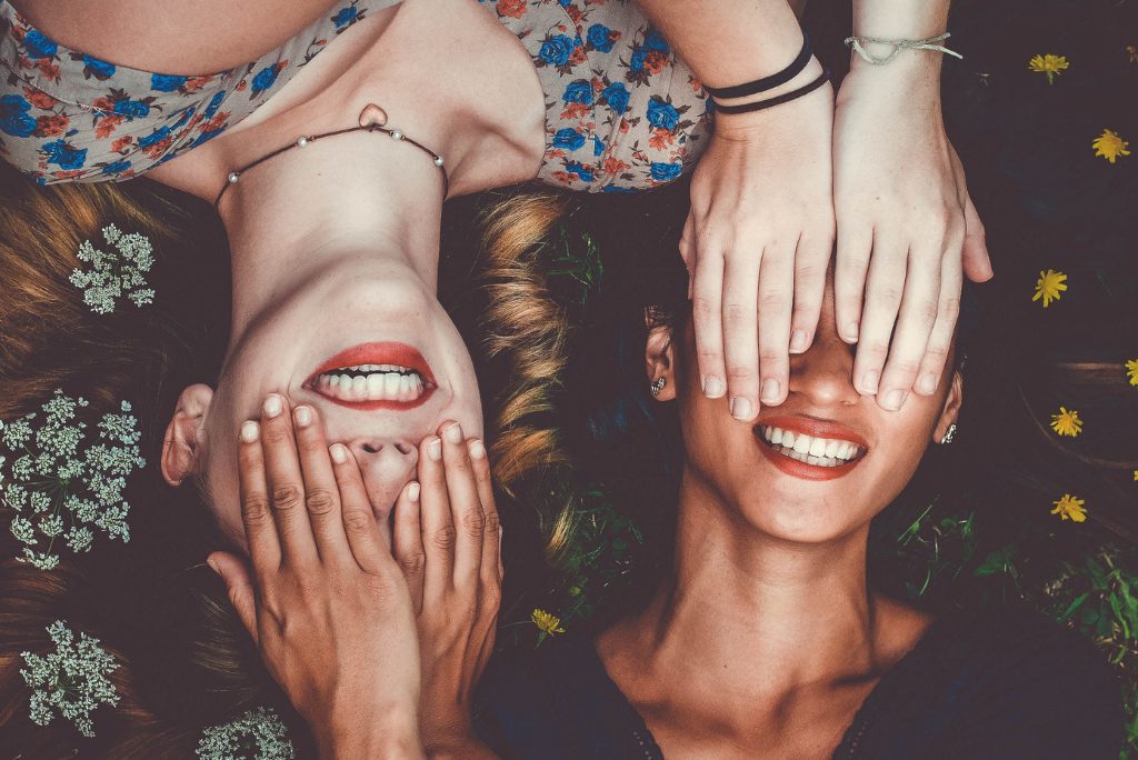 Chicas sonriendo verano Cómo mantener una boca sana este verano