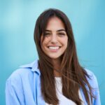 invisalign vs brackets ¿Por qué se montan los dientes? La verdad médica detrás del apiñamiento severo y las pérdidas dentales