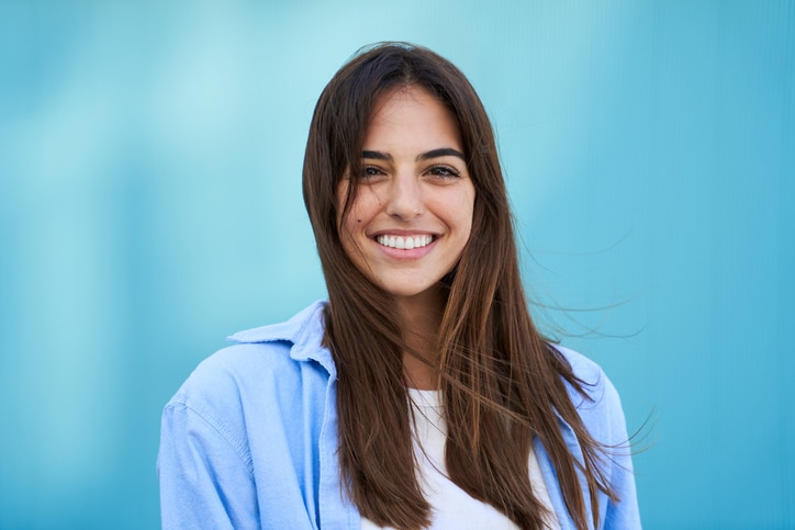 invisalign vs brackets ¿Por qué se montan los dientes? La verdad médica detrás del apiñamiento severo y las pérdidas dentales