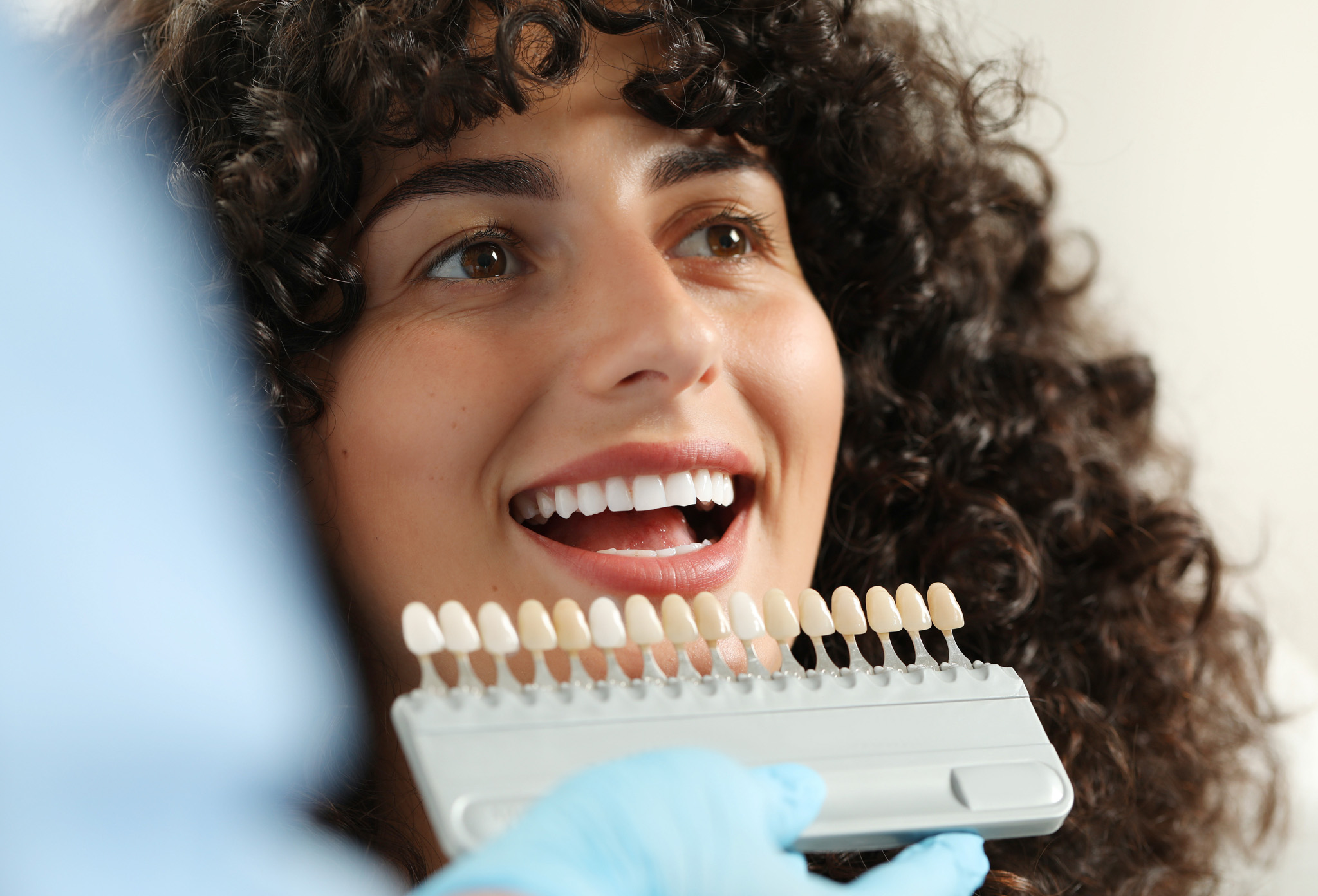 otros_tratamientos_estetica Carillas dentales sin tallar: Estética avanzada para transformar tu sonrisa sin dañar tu diente