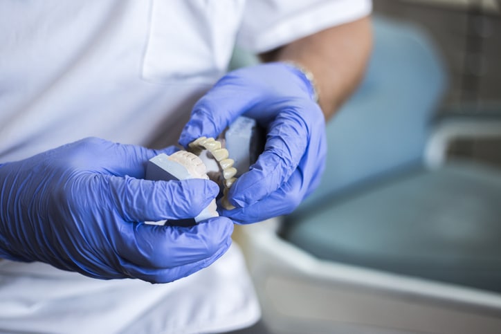 por qué no tengo hueso para implantes